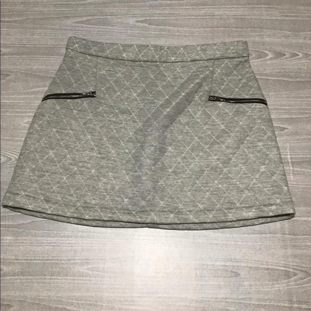 -SANS SOUCI gray quilted mini skirt. Medium. NWT